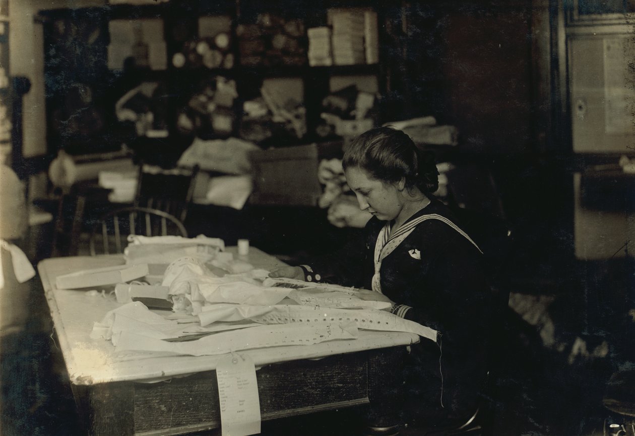 Die 15-jährige Marie Vancanvenberg arbeitet an Korsetts für Madam Claff in der 420 Boylston Street in Boston, Massachusetts von Lewis Wickes Hine