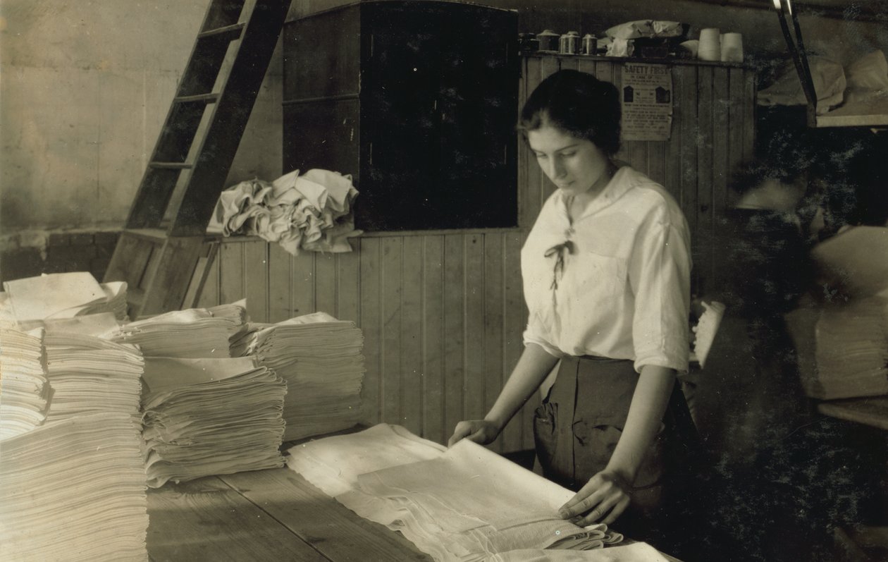 15-jähriges Mädchen faltet Handtücher in der Bonanno Wäscherei, Boston, Massachusetts von Lewis Wickes Hine