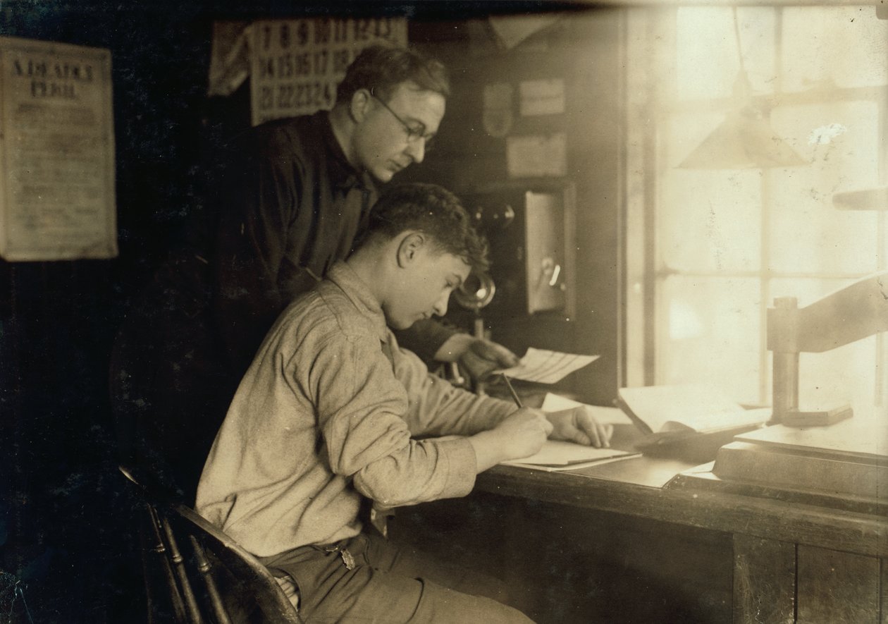 Ein 15-jähriger Büroangestellter arbeitet im Büro der New York, New Haven and Hartford Railroad in Boston, Massachusetts von Lewis Wickes Hine