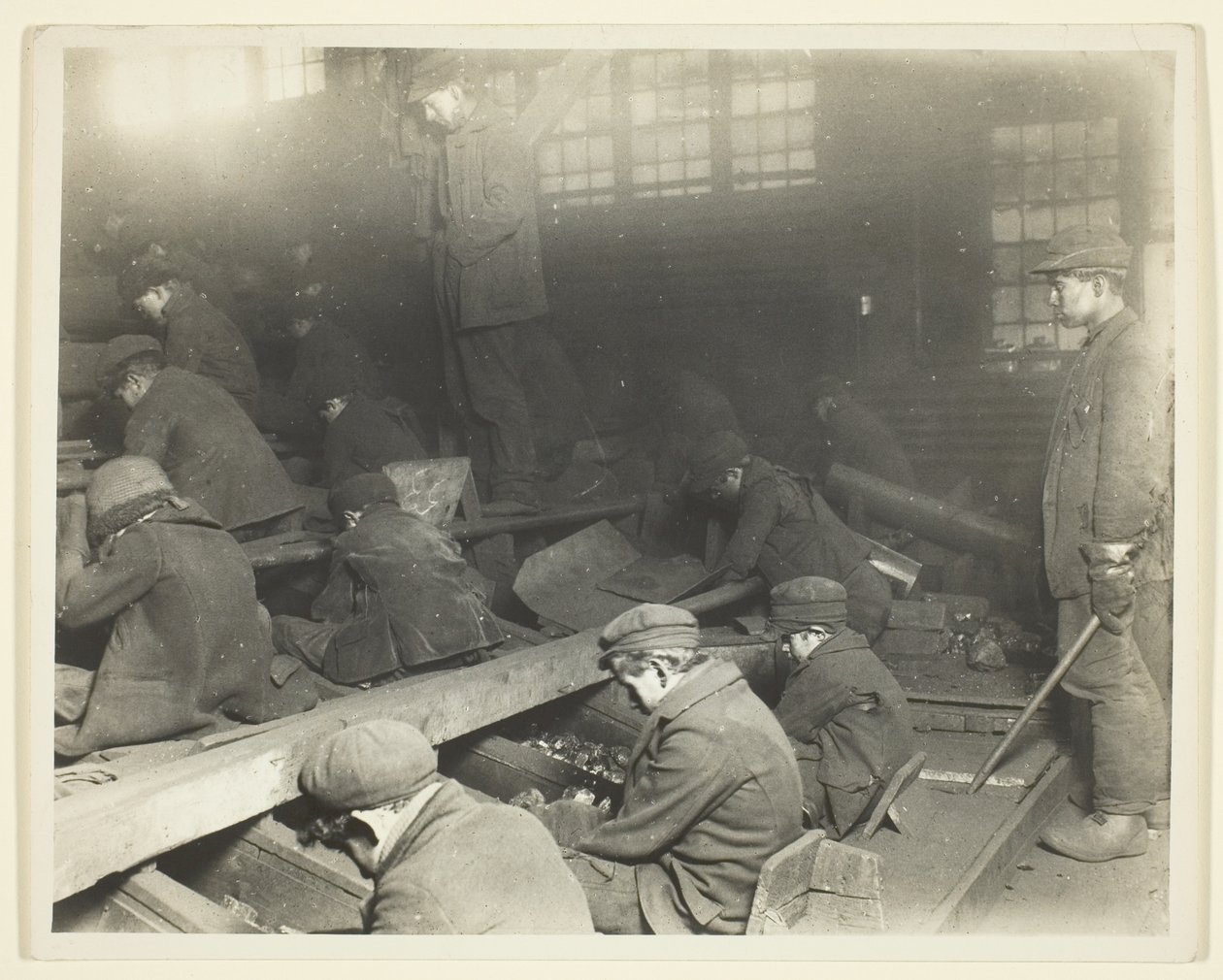 Ein Blick auf Arbeiter im Ewen Breaker der Pennsylvania Coal Company von Lewis Wickes Hine