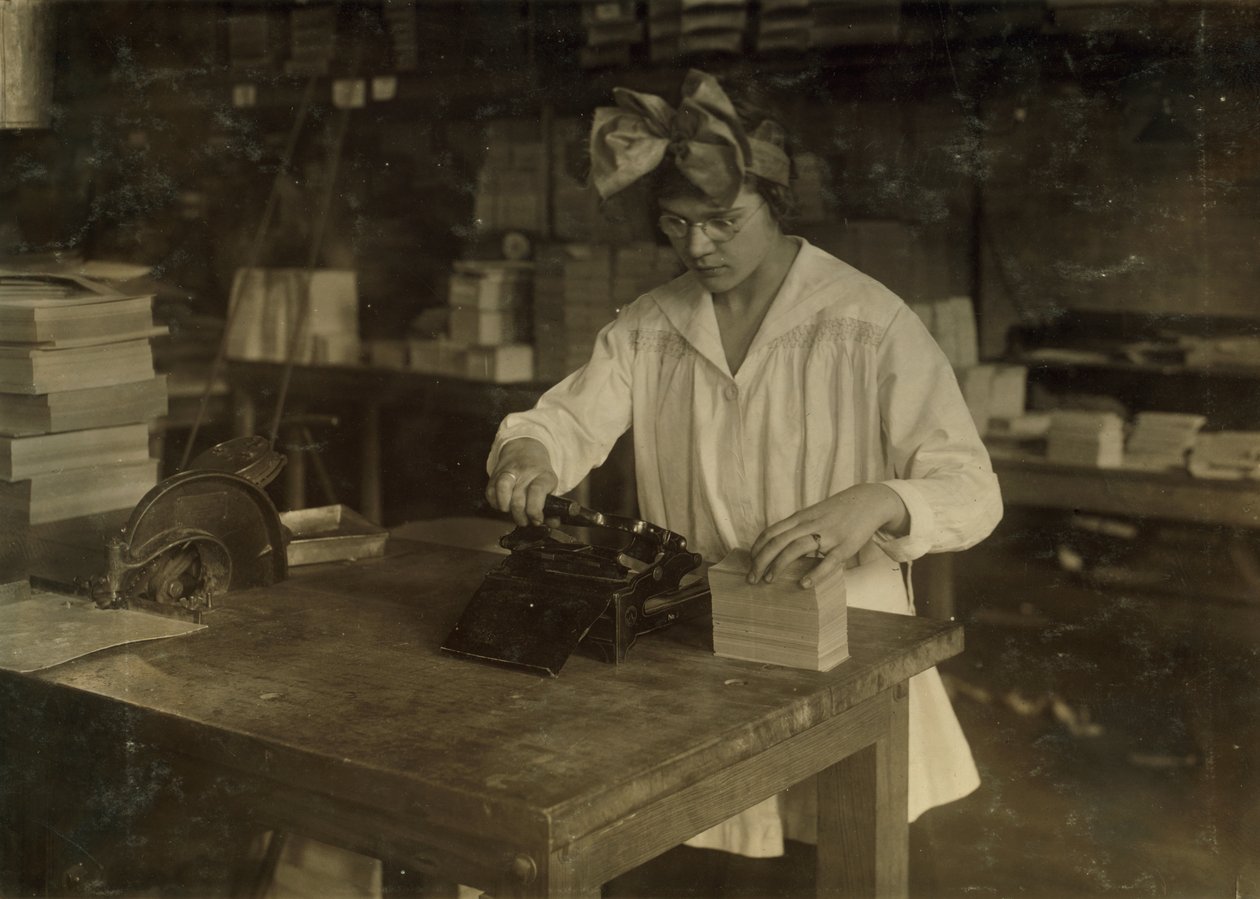 Ein Mädchen stempelt Etiketten bei der Boston Index Card Co. in der 113 Purchase Street in Boston, Massachusetts von Lewis Wickes Hine