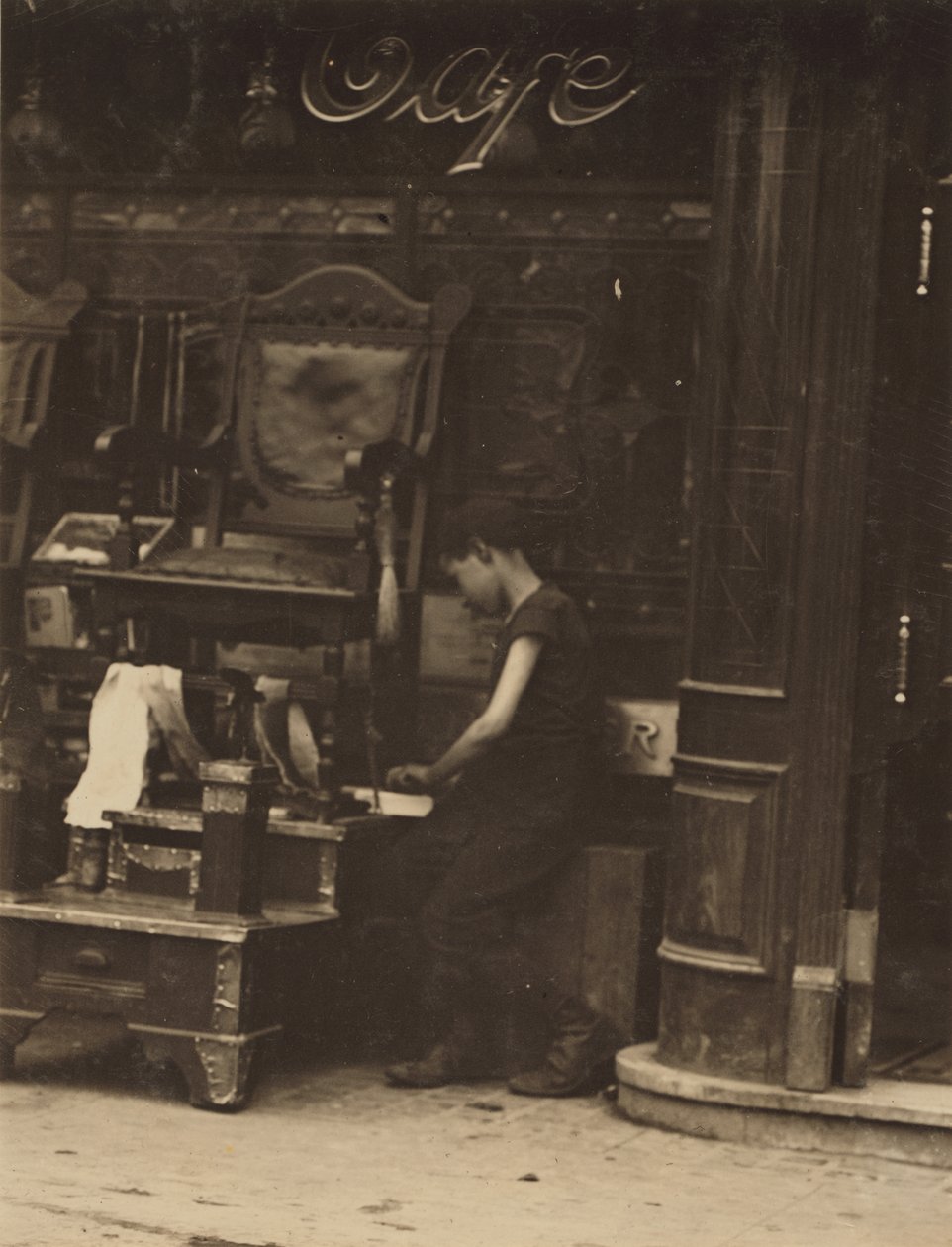 Ein junger Schuhputzer arbeitet in der Canal Street in New York City von Lewis Wickes Hine