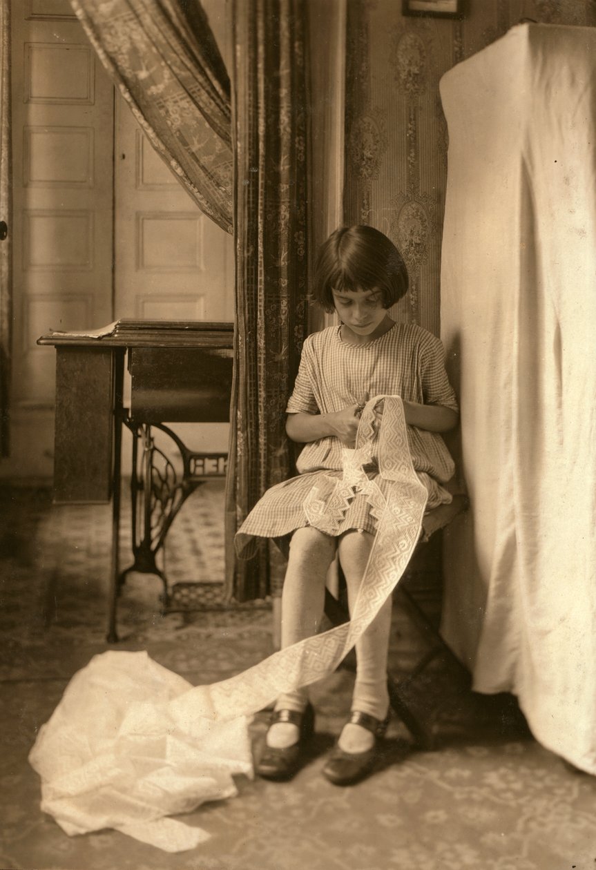 Ein junges Mädchen schneidet Spitze in ihrem Zuhause in New York City von Lewis Wickes Hine