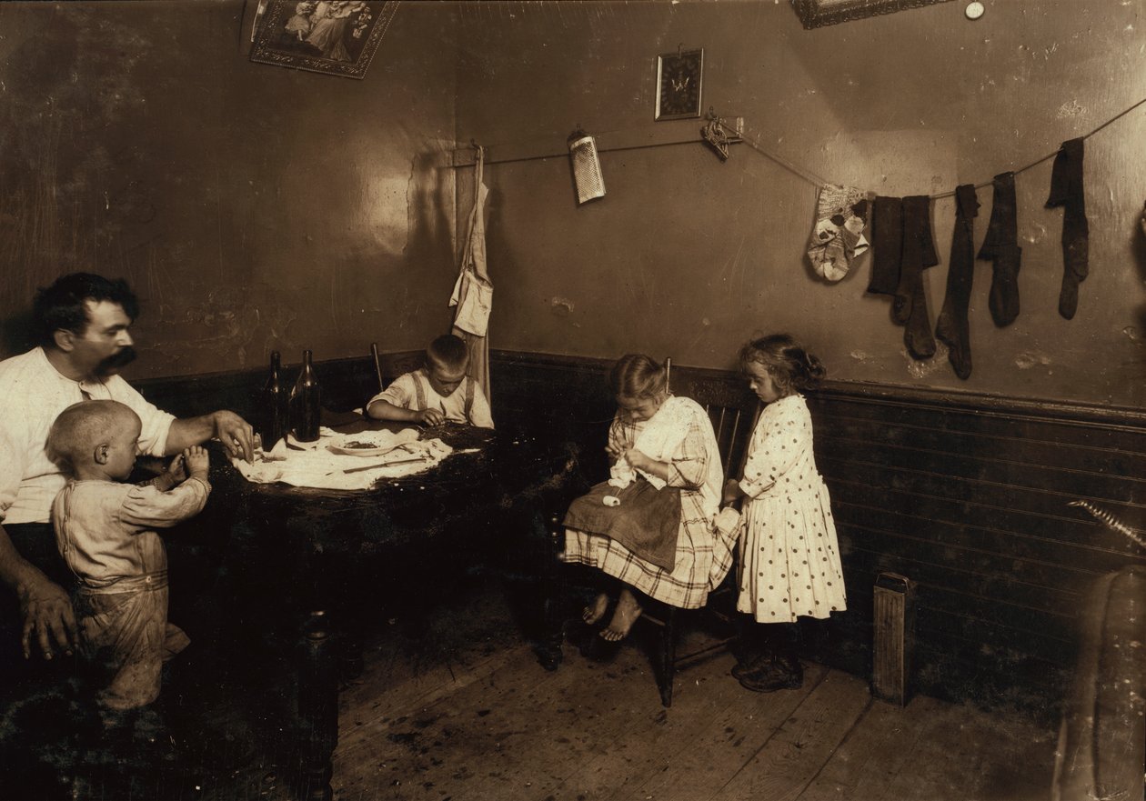 Annie Fedele arbeitet an Häkelarbeiten in der Küche ihrer Mietwohnung in Sommerville, Massachusetts von Lewis Wickes Hine
