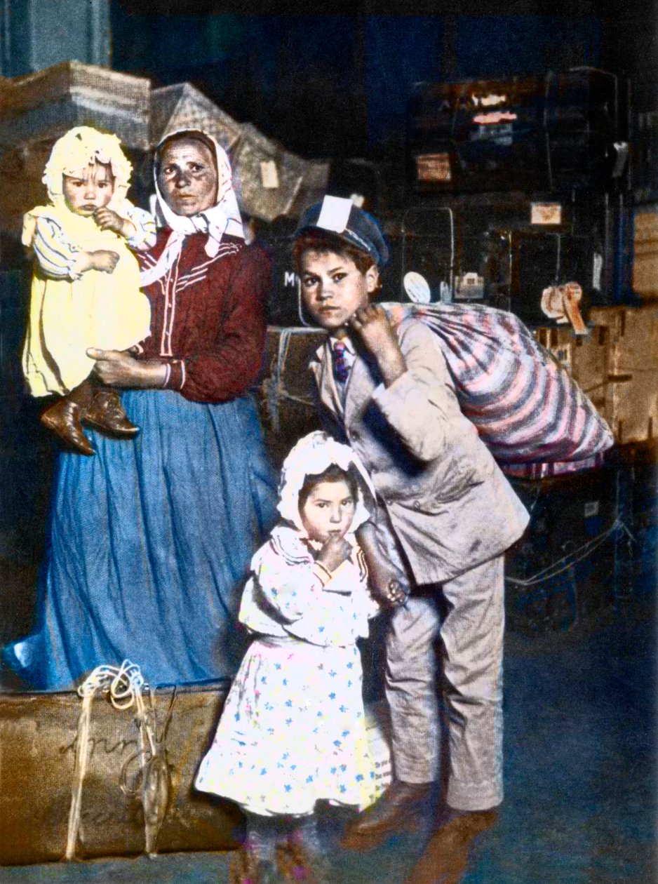 Ankunft einer italienischen Einwandererfamilie auf Ellis Island (New York) in den Vereinigten Staaten im Jahr 1905. von Lewis Wickes Hine