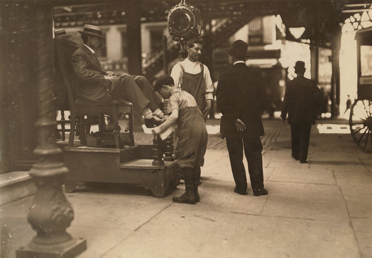Schuhputzer an der 3rd Avenue und 9th Street, New York City von Lewis Wickes Hine