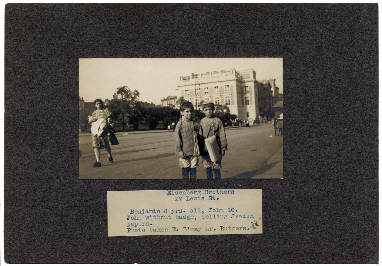 Eisenberg Brothers, 27 Lewis Street, New York City, ca. 1910-13 von Lewis Wickes Hine