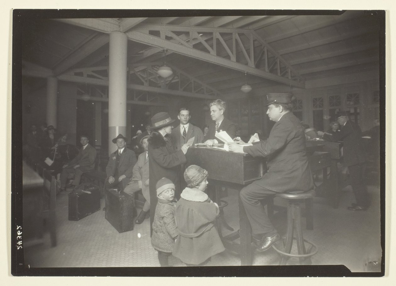 Deutsche Familie, Dolmetscher und Schreiber auf Ellis Island von Lewis Wickes Hine
