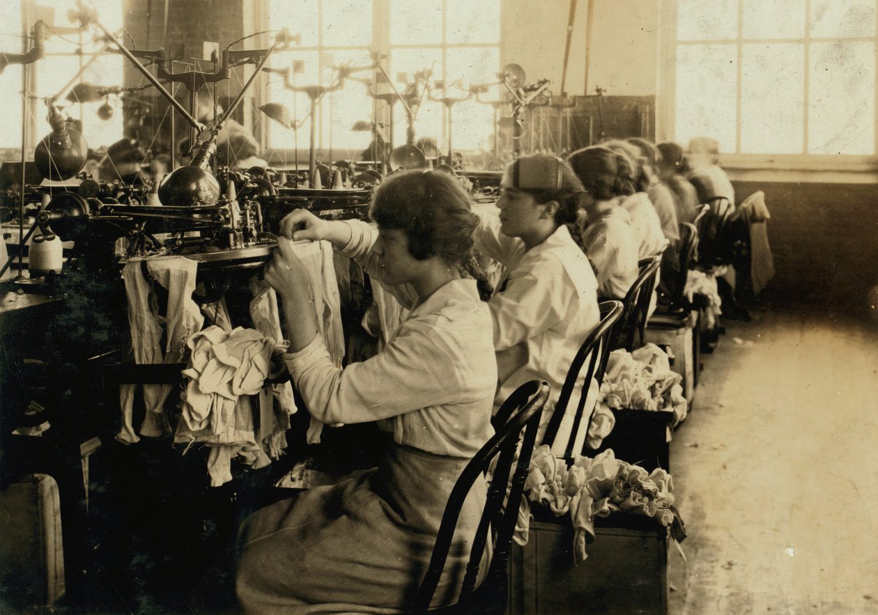 Mädchen stellen Strümpfe in den Ipswich Mills in Boston, Massachusetts her von Lewis Wickes Hine