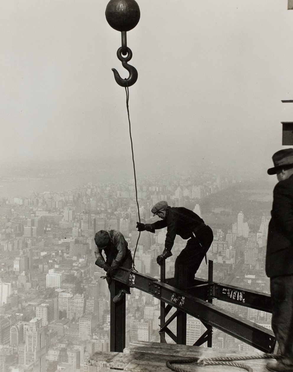 Hoch auf dem Empire State Building, N.Y. von Lewis Wickes Hine