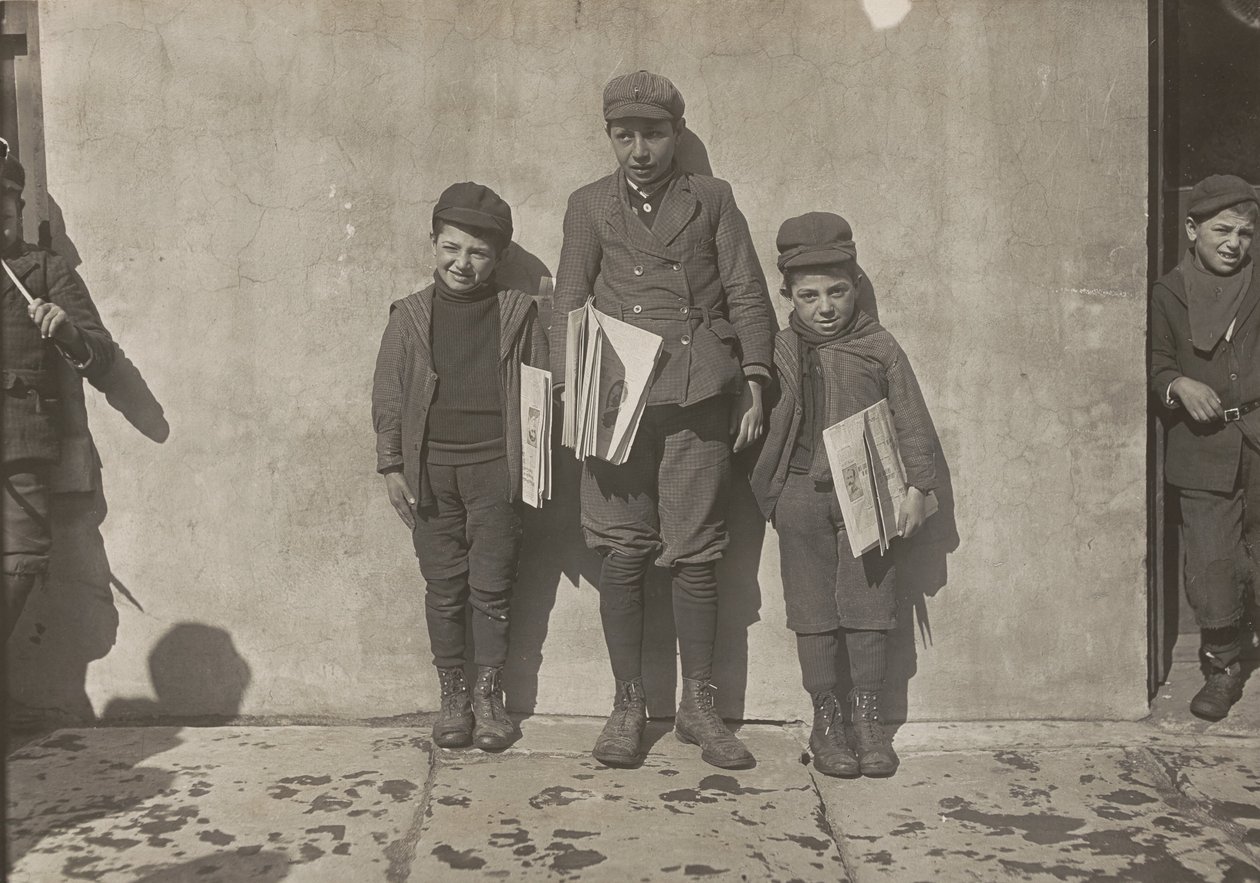 John Pento, 14 Jahre alt, Daniel und Angelo Pento, 7 Jahre alt, verkaufen Zeitungen..., 3348 von Lewis Wickes Hine