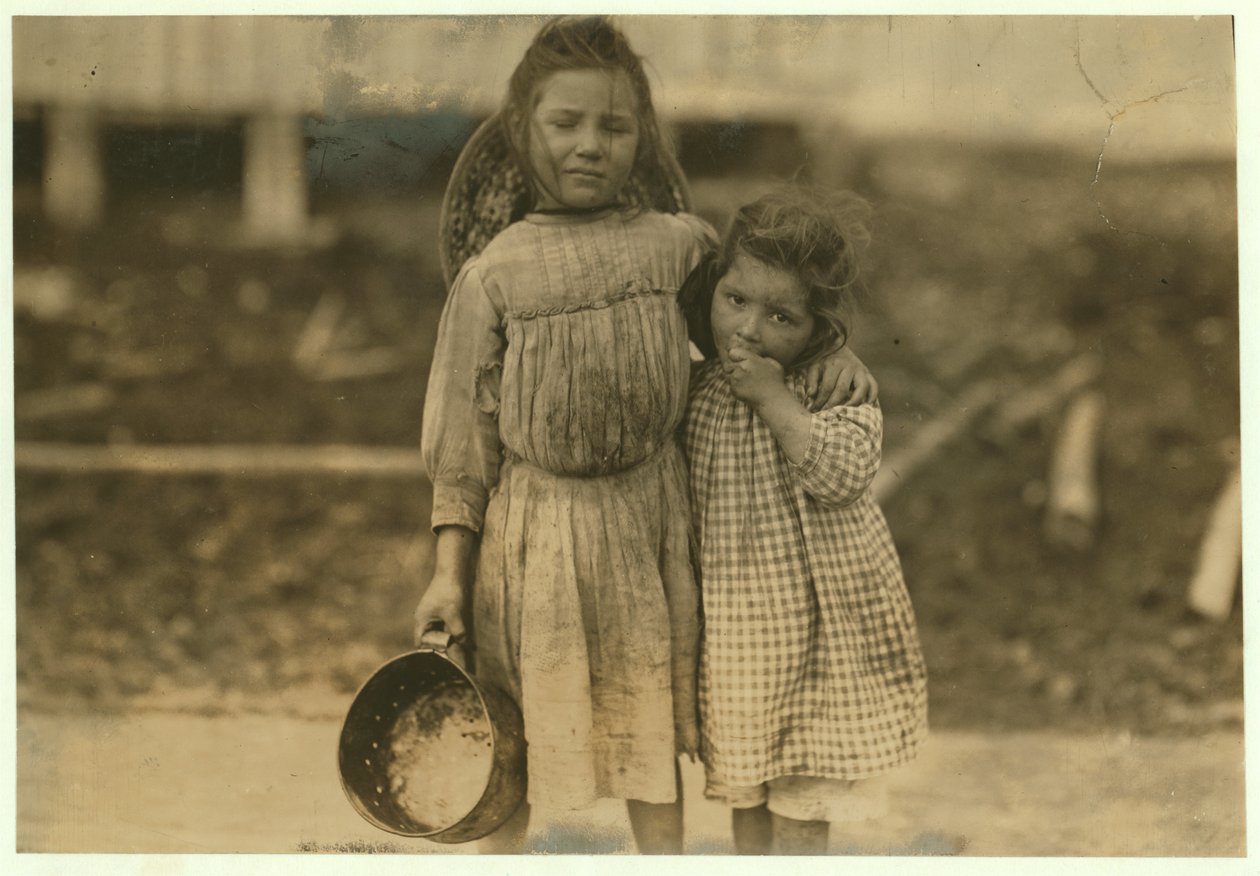 Maud und Grade Daly, 5 und 3 Jahre alt, pflücken jeden Tag Garnelen für die Peerless Oyster Company, Bay St. Louis, Mississippi, 1911 von Lewis Wickes Hine