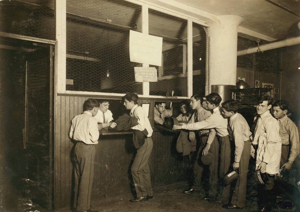 Botenjungen geben ihre Uniformen im Hauptbüro der Postal Telegraph Co. in New York City ab von Lewis Wickes Hine
