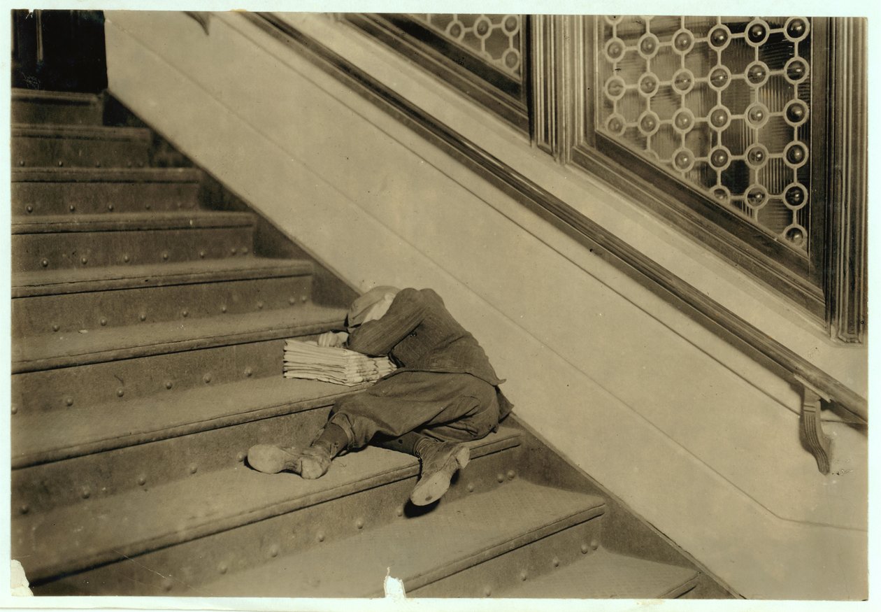 Zeitungsjunge schläft mit seinen Zeitungen in Jersey City, New Jersey, 1912 von Lewis Wickes Hine