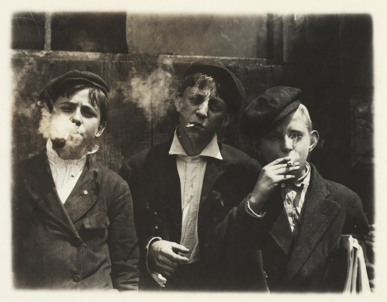Zeitungsjungen bei Skeeter Branch, St. Louis, Missouri, 11:00 Uhr von Lewis Wickes Hine