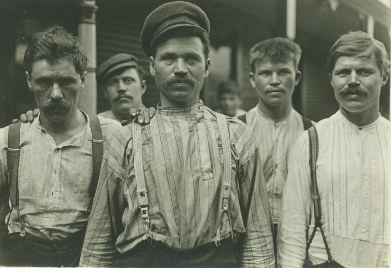 Stahlarbeiter im russischen Boarding House, Homestead, Pennsylvania, 1907-8 von Lewis Wickes Hine