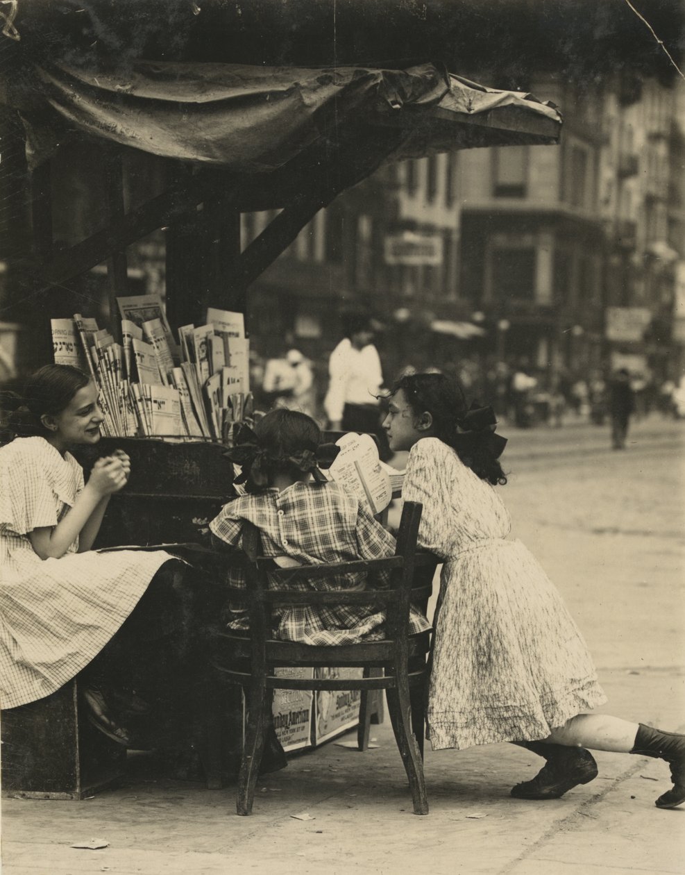 Drei junge Mädchen arbeiten an einem Zeitungsstand in der Canal Street in New York City von Lewis Wickes Hine