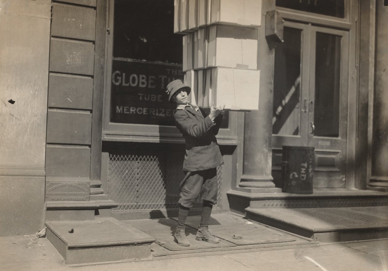 Wagenjunge oder Schwanzjunge hilft beim Beladen des Wagens, ca. 1914 von Lewis Wickes Hine