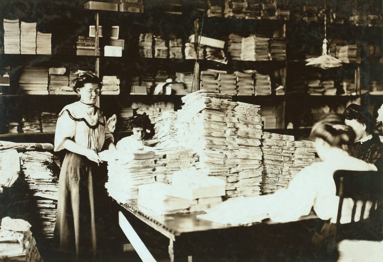 Junge Frauen sortieren Papiere in einem Lagerraum, ca. 1905 von Lewis Wickes Hine