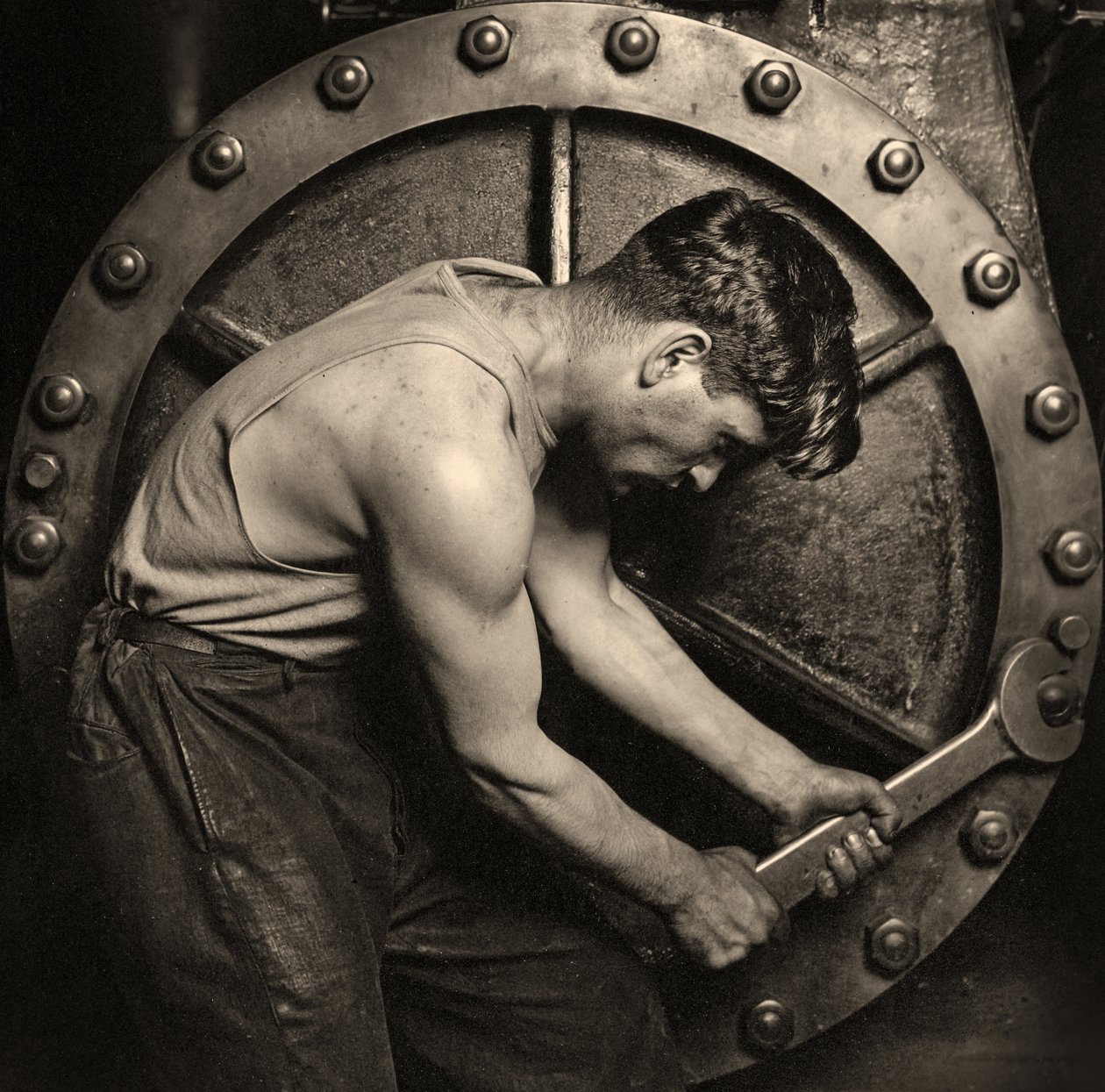 Nahaufnahme eines Kraftwerksmechanikers bei der Arbeit an einer Dampfpumpe ca. 1920 (Foto) von Lewis Wickes Hine