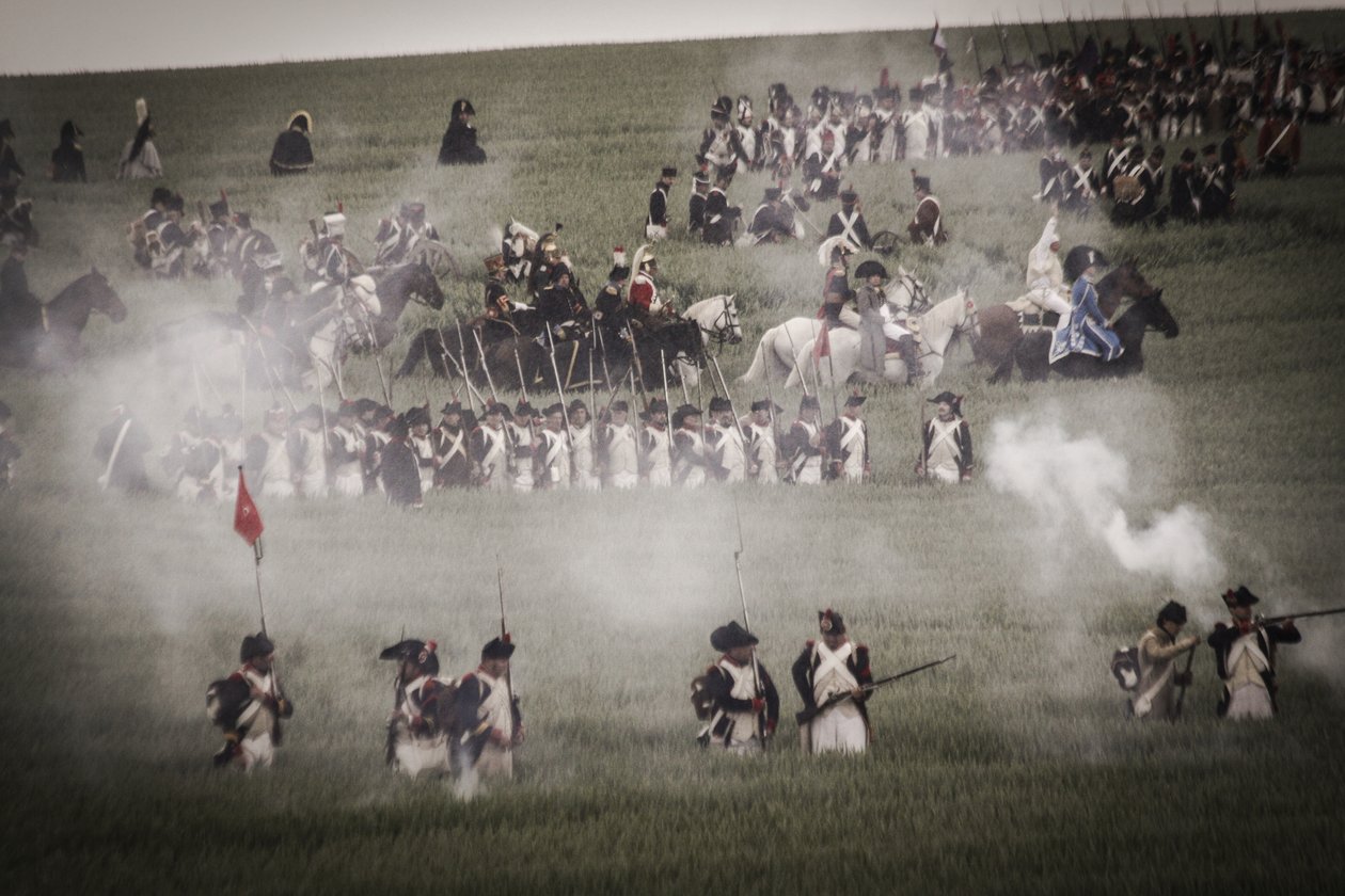 Historische Nachstellung: Infanterie, Kürassiere und Offiziere der französischen Armee auf dem Schlachtfeld, Napoleonische Kriege von Unbekannt Unbekannt