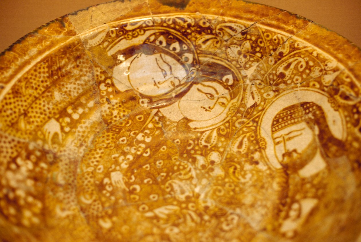 Teller mit männlichen und weiblichen Gesichtern verziert, aus Kashan, Iran von Unbekannt Unbekannt