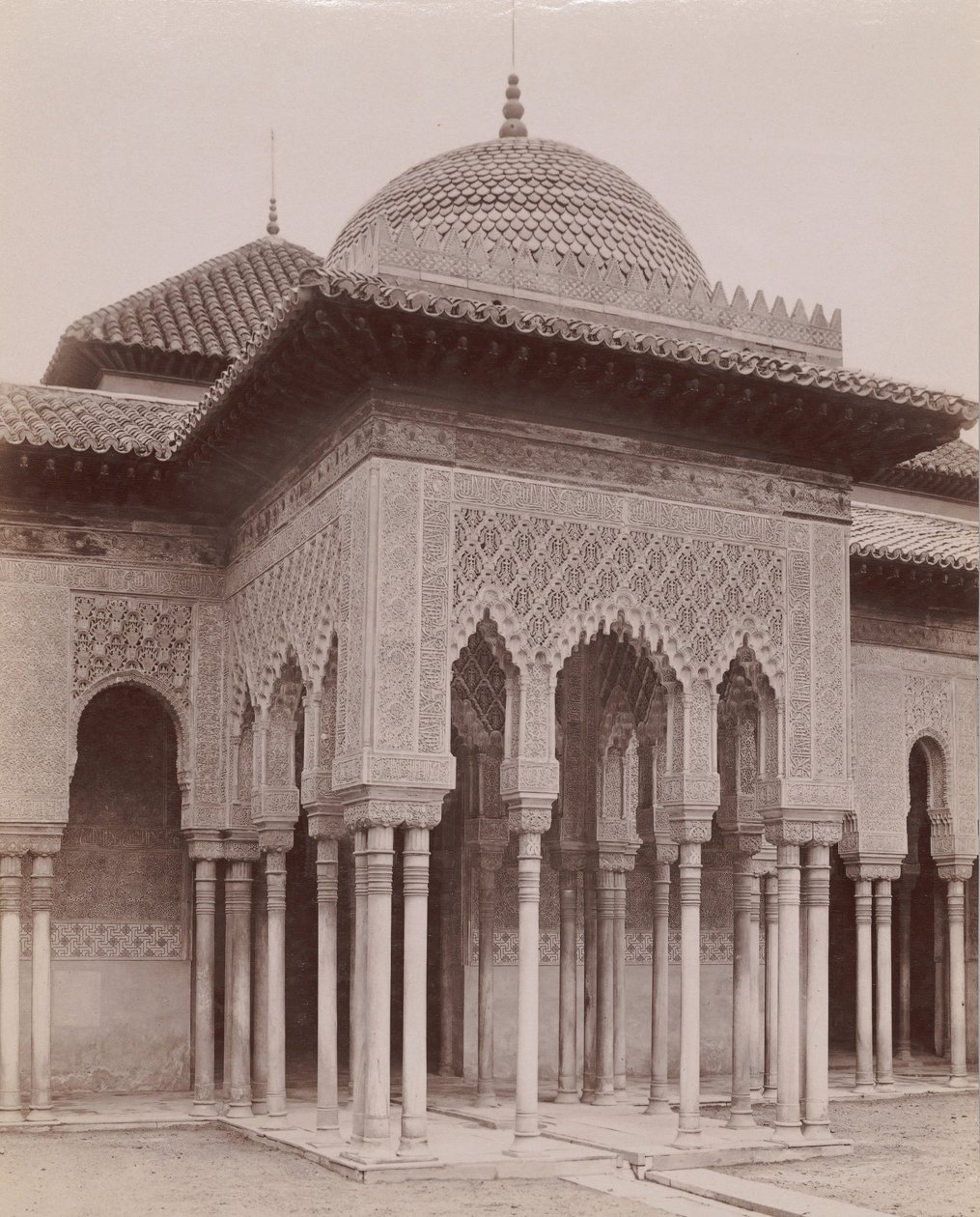 [Hof der Löwen, Alhambra, Granada], 1880er-90er Jahre von Likely Sebastiano Tassinari.