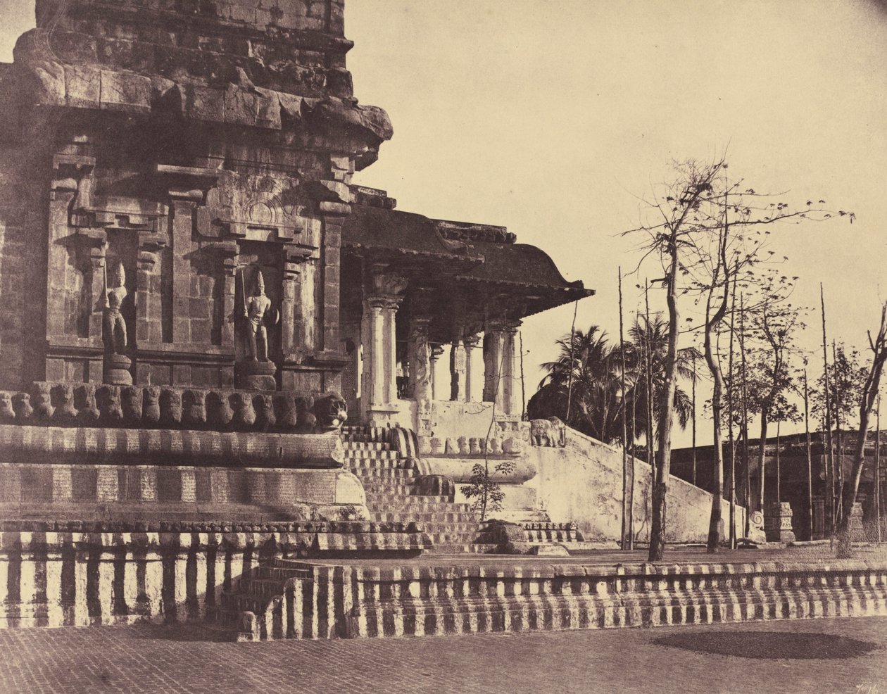 Tanjore: Große Pagode, Eingang nach außen blickend, März-April 1858 von Linnaeus Tripe