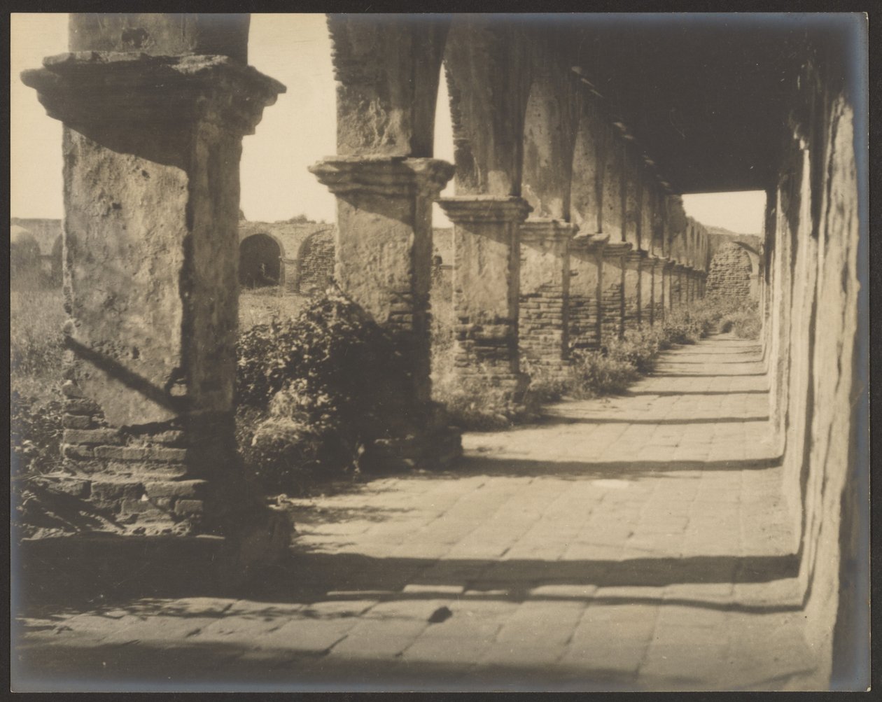 [Gewölbter Korridor einer Missionsstation] von Louis Fleckenstein
