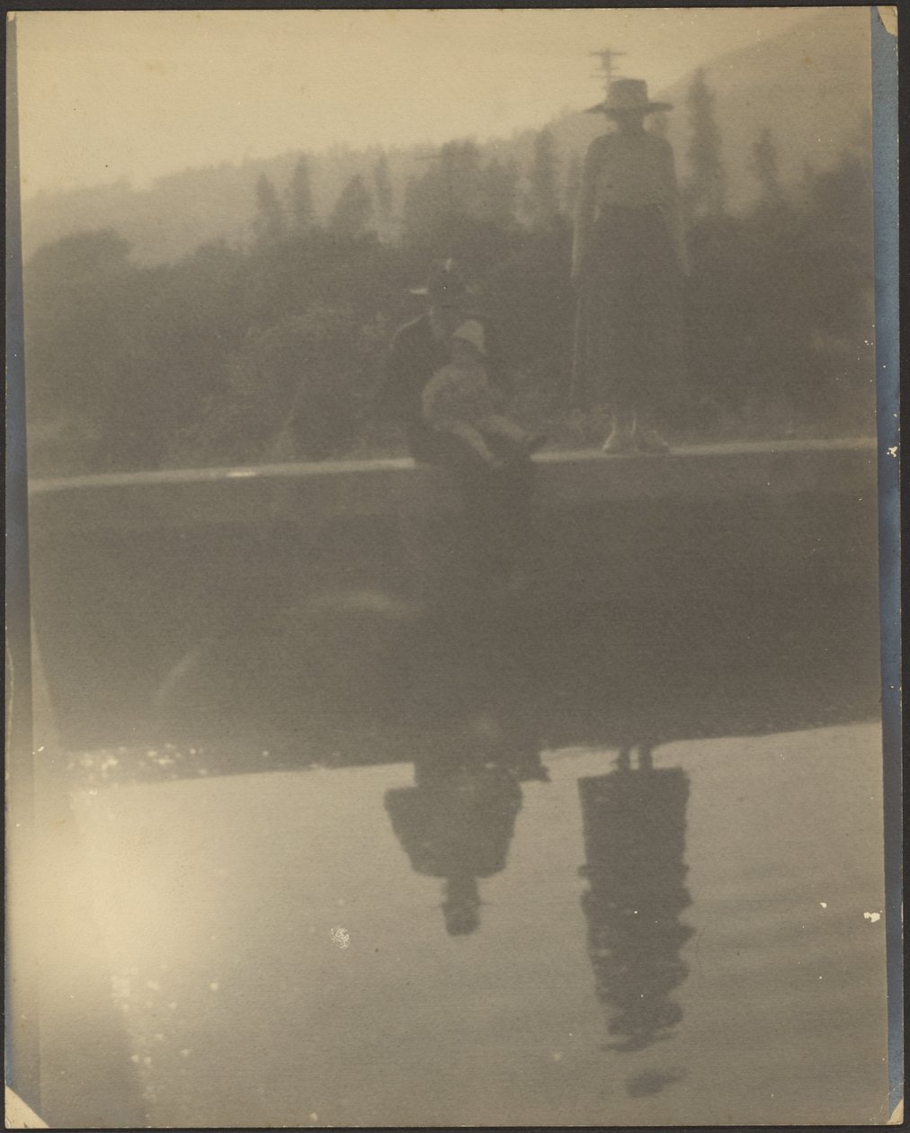 [Figuren im Wasser gespiegelt] von Louis Fleckenstein