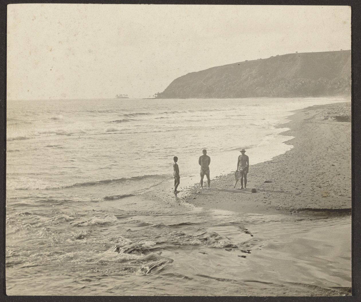 [Figuren am Strand] von Louis Fleckenstein