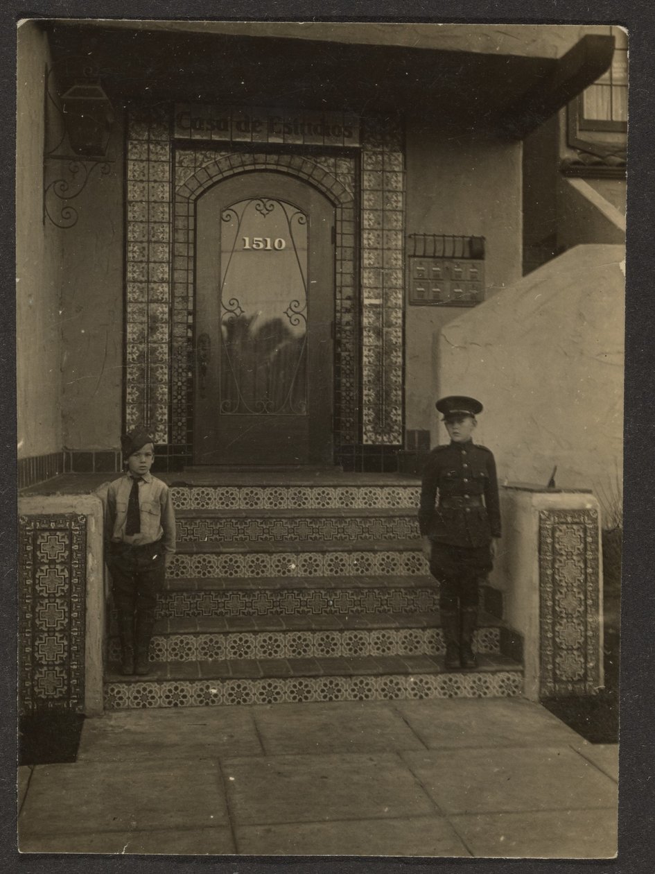 [Florences Jungen vor Fleckensteins Long Beach Studio] von Louis Fleckenstein