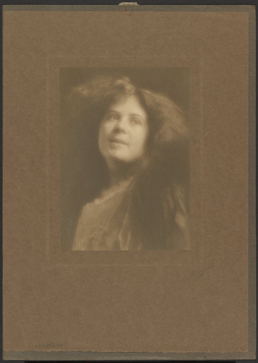 Mädchen mit gelöstem Haar von Louis Fleckenstein