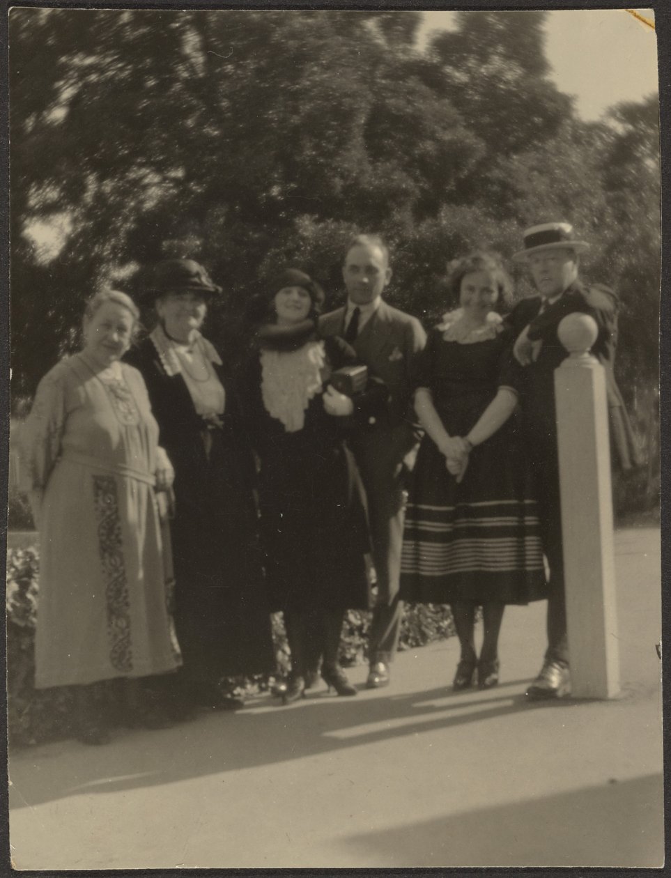 Gruppenporträt im Park von Louis Fleckenstein