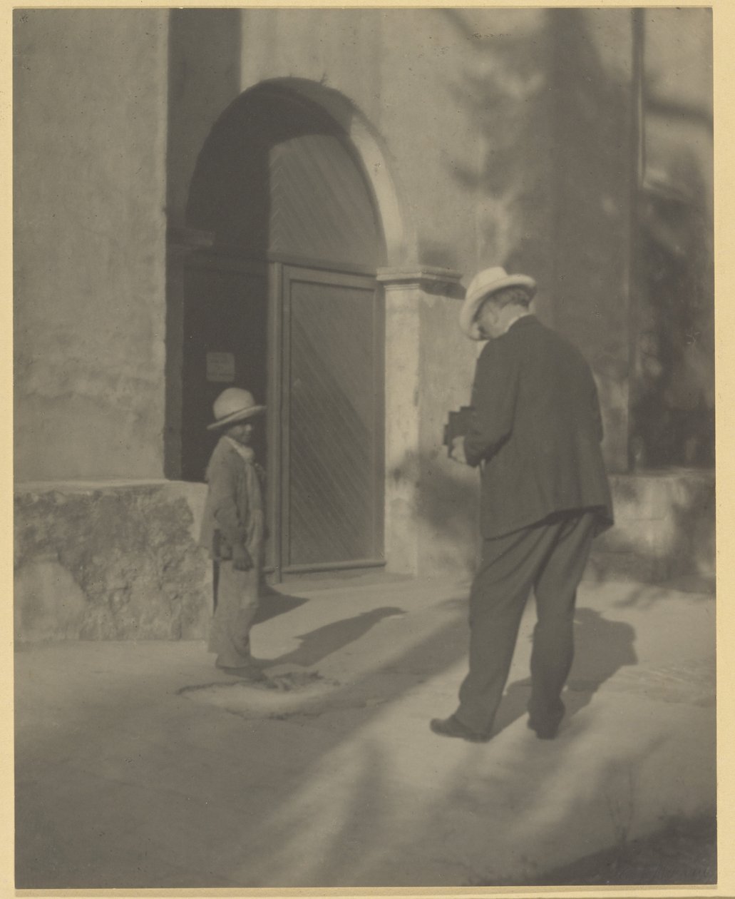 [Mann fotografiert armes Kind] von Louis Fleckenstein