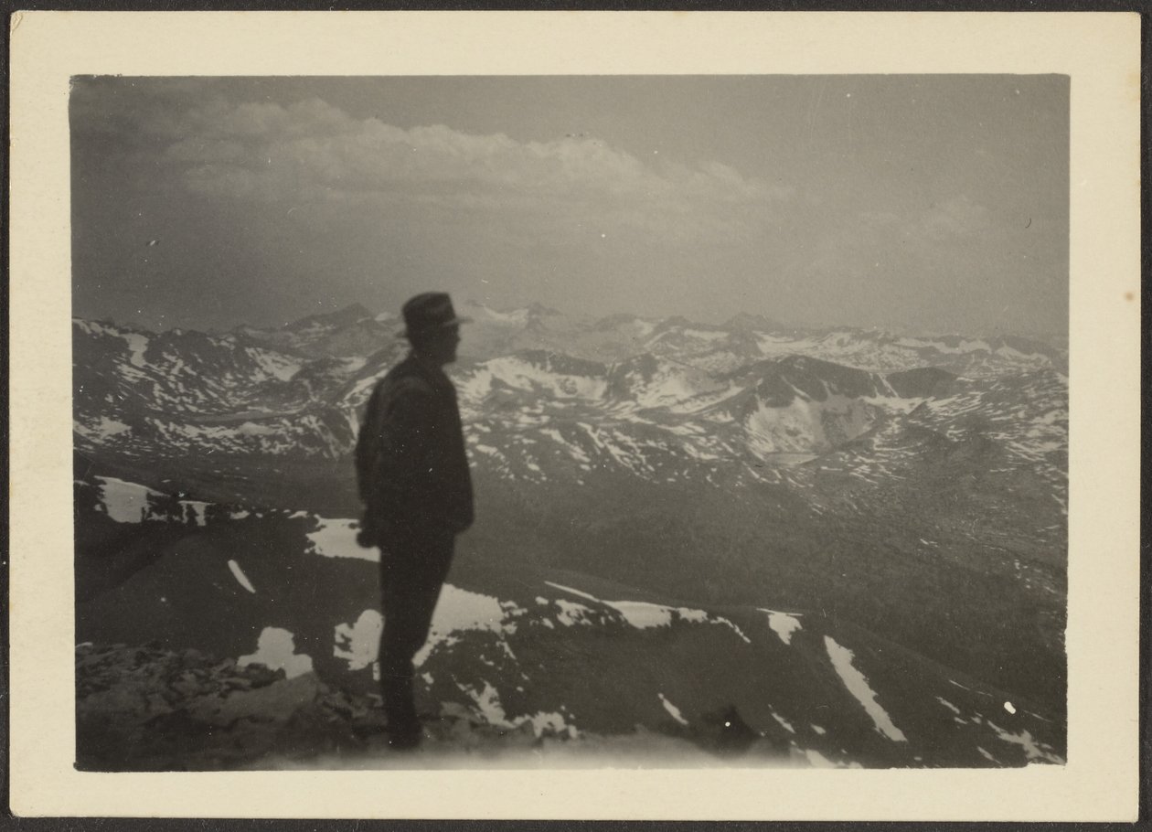 [Mann in bergiger Landschaft] von Louis Fleckenstein