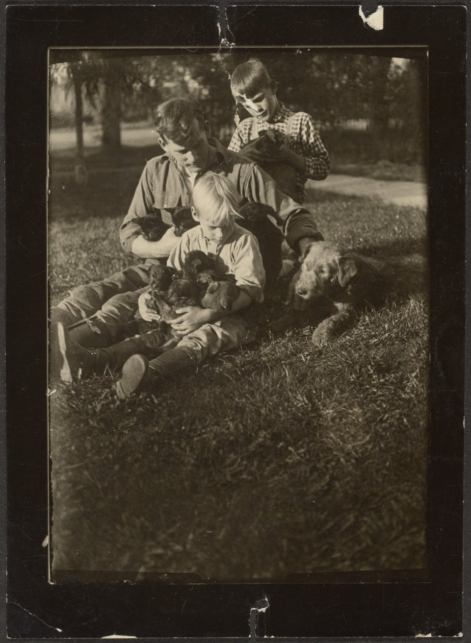 Mann mit Kindern und Welpen im Hof von Louis Fleckenstein