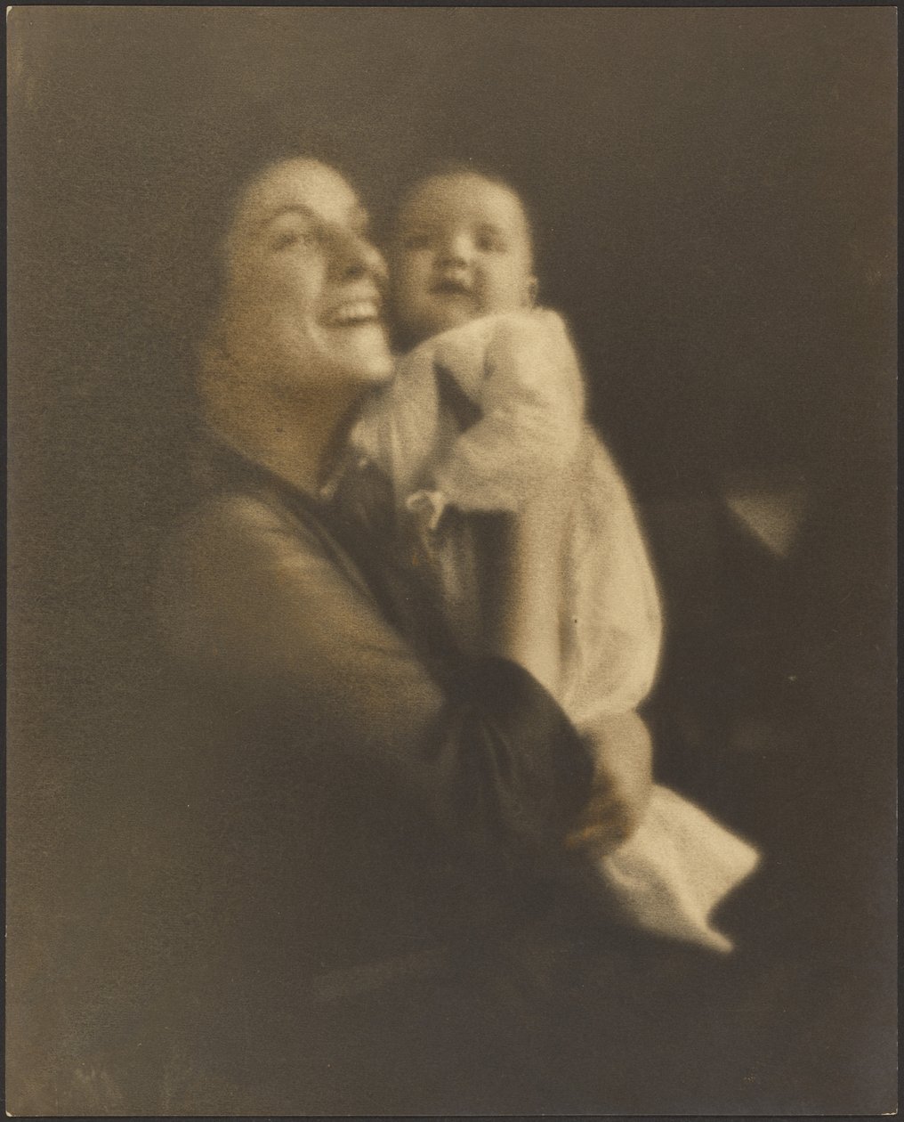 Mutter und Baby im weißen Kleid von Louis Fleckenstein