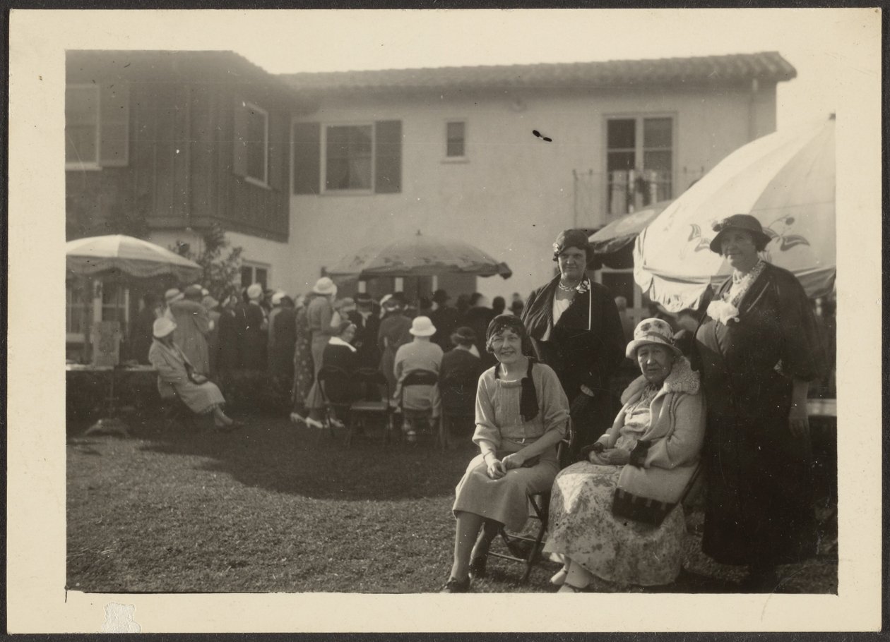 Mrs. Fleckenstein und Florence auf der Gartenparty von Louis Fleckenstein
