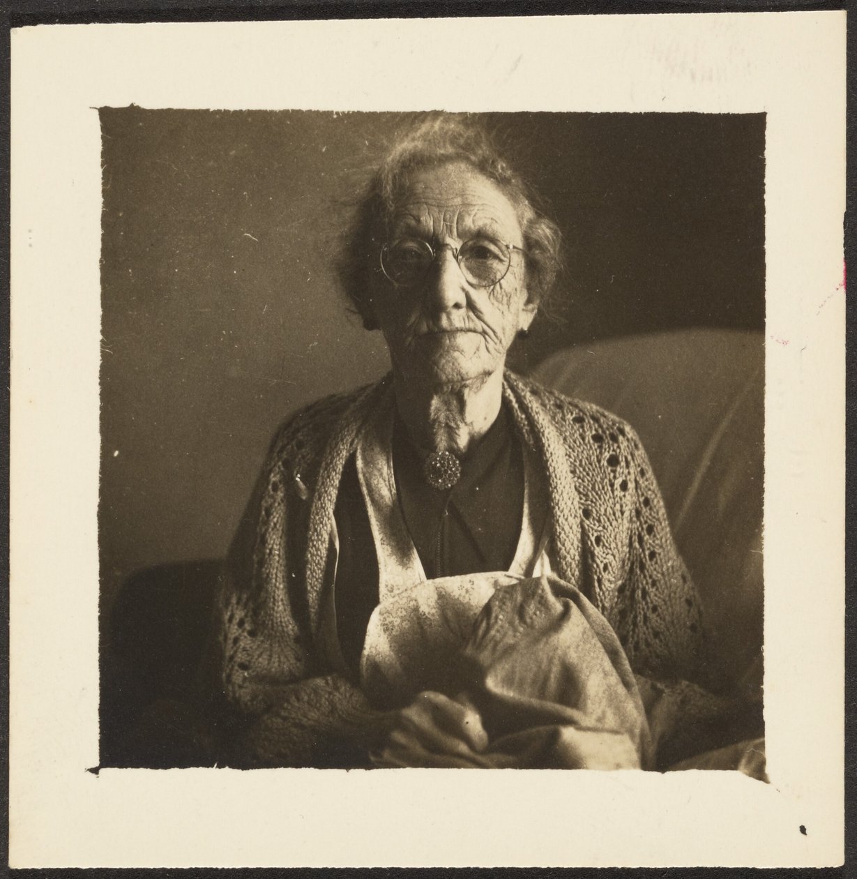 Alte Frau mit Häkelumhang von Louis Fleckenstein