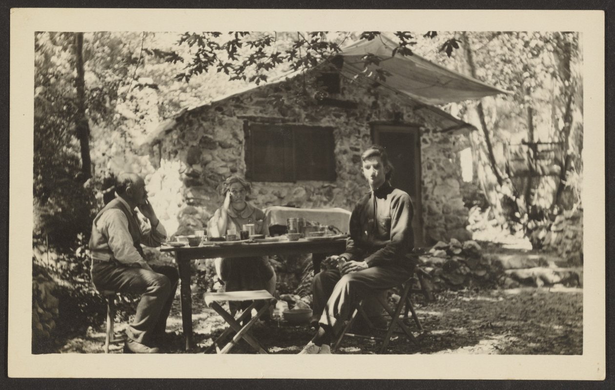 [Mahlzeit im Freien am Steinhaus im Wald] von Louis Fleckenstein
