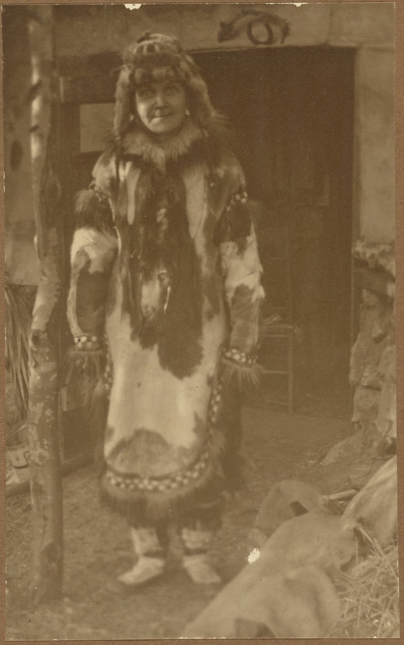 Porträt einer Frau in indianischem Kostüm von Louis Fleckenstein