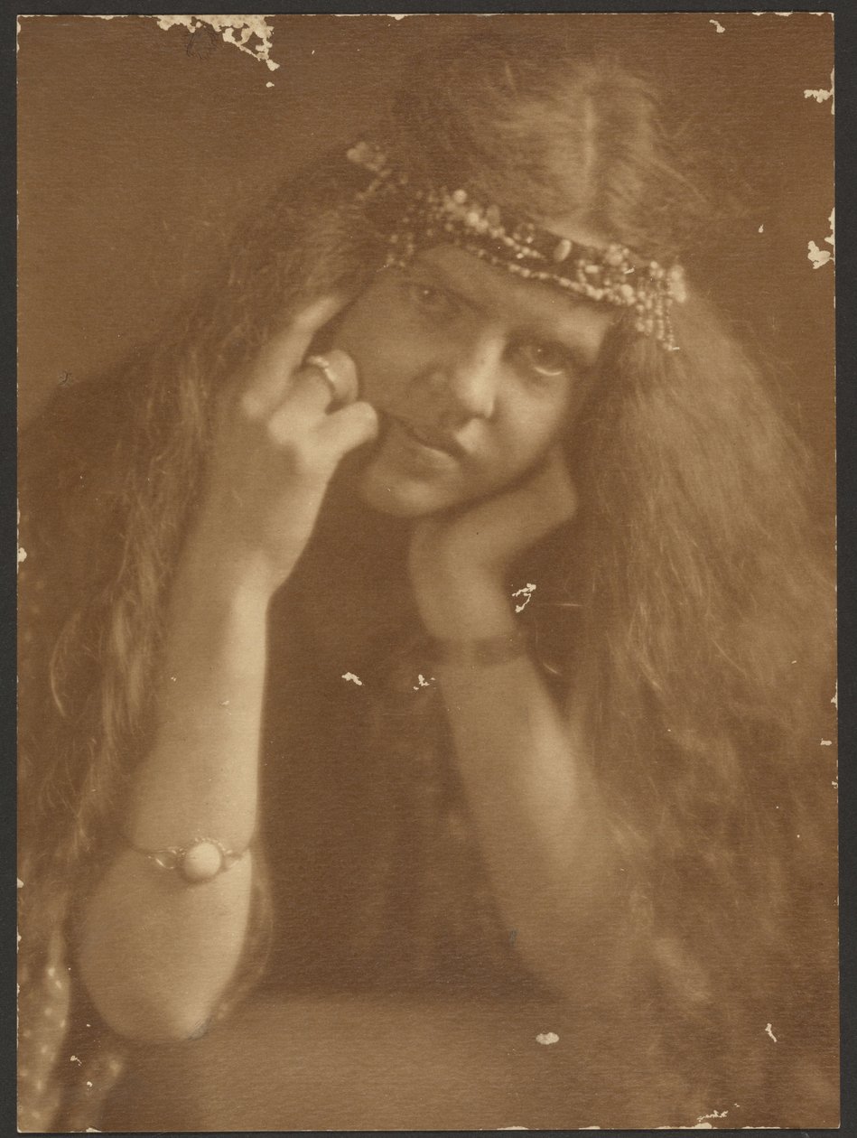 Porträt einer Frau mit Diadem von Louis Fleckenstein