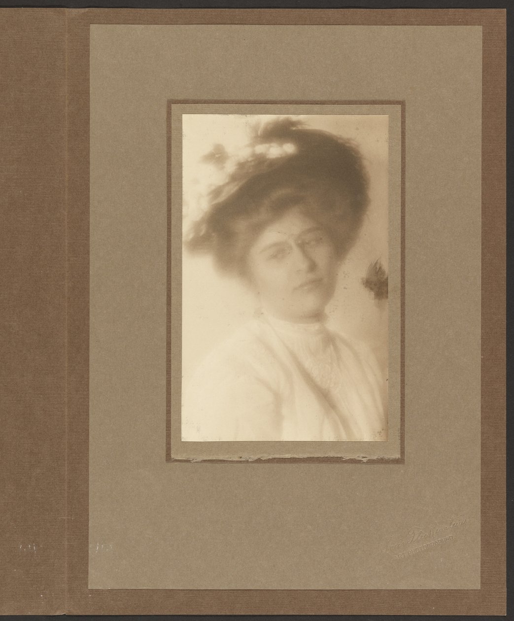 [Porträt einer Frau mit Blumenhut] von Louis Fleckenstein