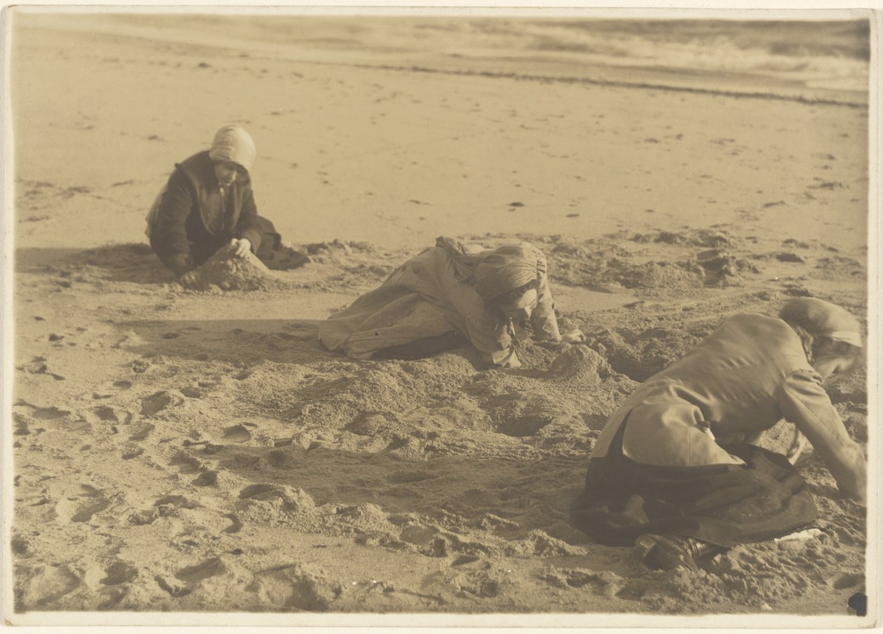 [Drei Mädchen bauen Sandburgen im Winter] von Louis Fleckenstein