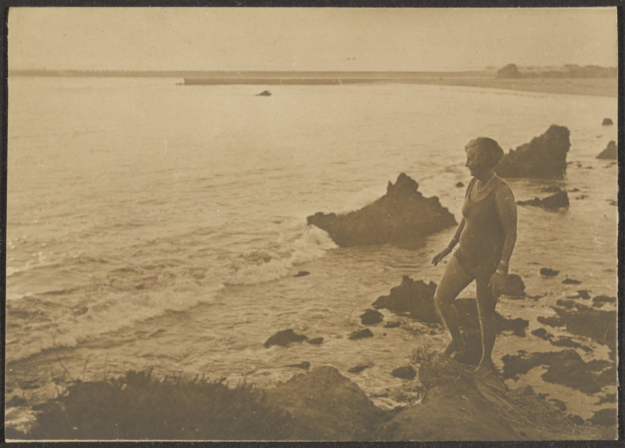 Frau am Strand von Louis Fleckenstein