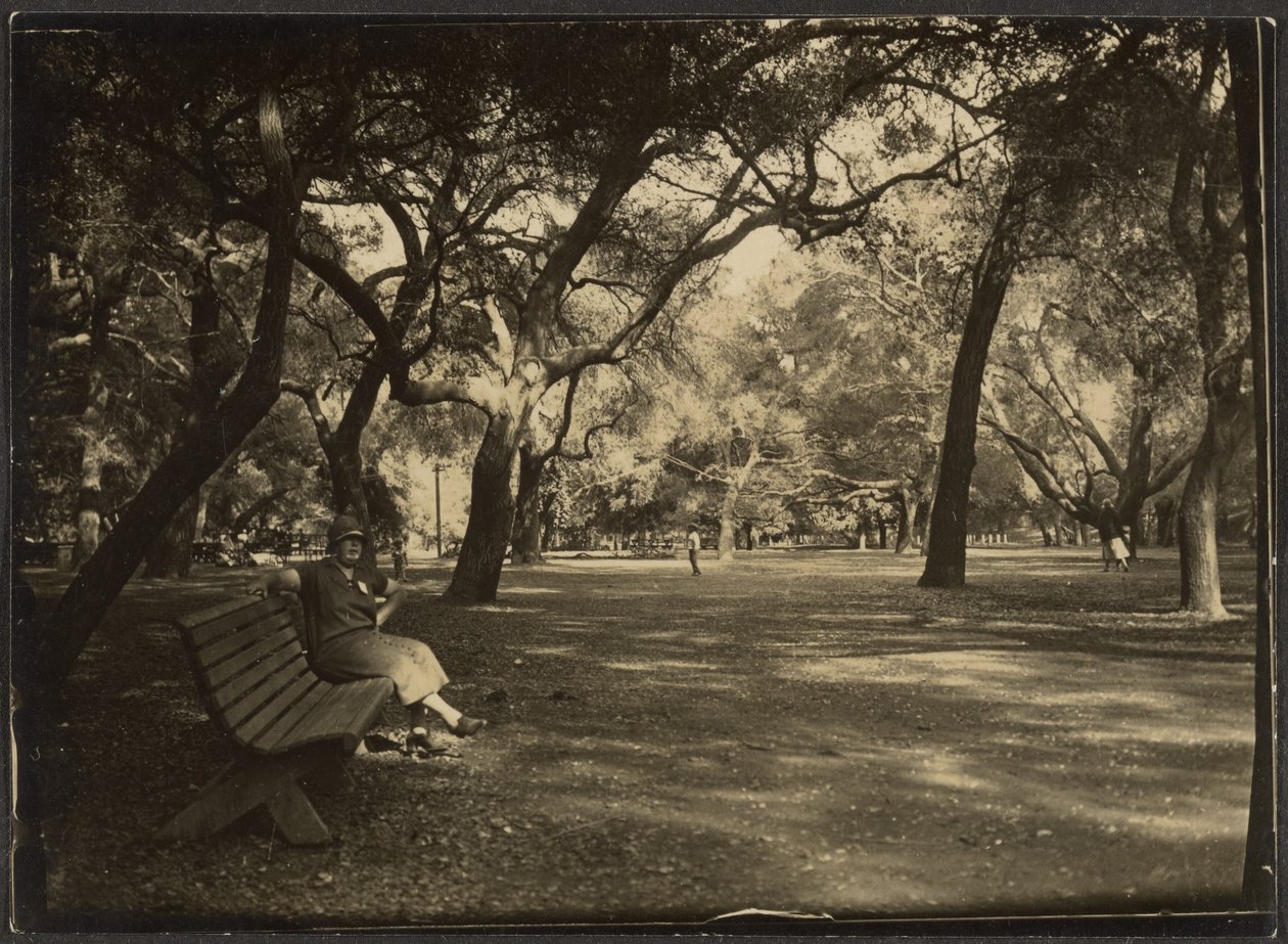 [Frau in einem Park] von Louis Fleckenstein