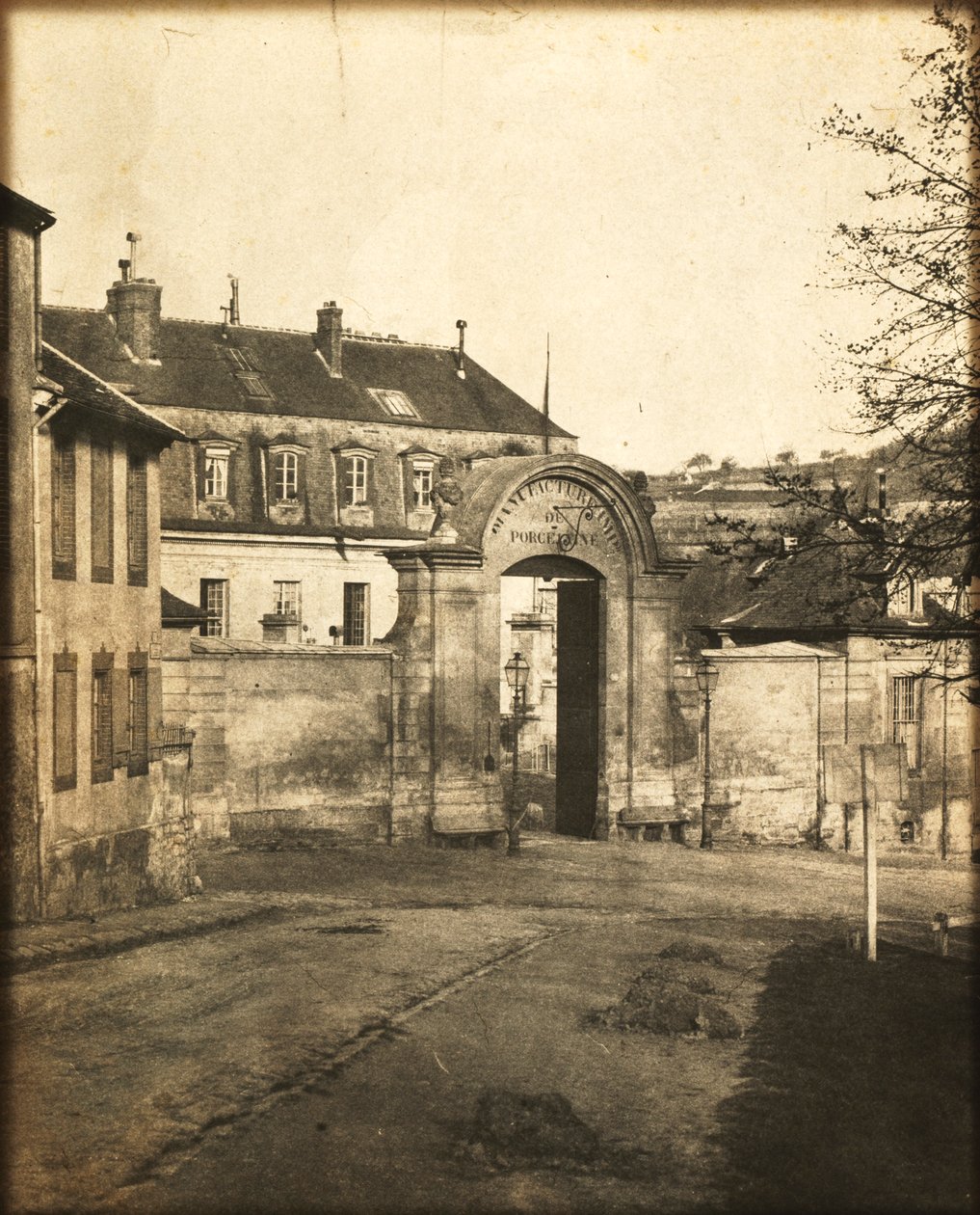 Eingang zur Sèvres-Fabrik, ca. 1852 von Louis Rémy Robert