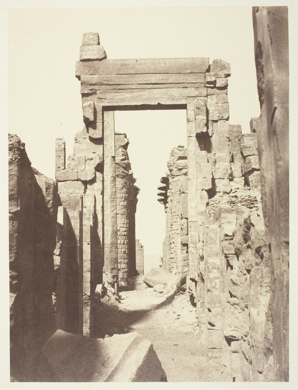 Karnak, Große Allee inmitten der Ruinen, von Osten aufgenommen von Louis de Clercq