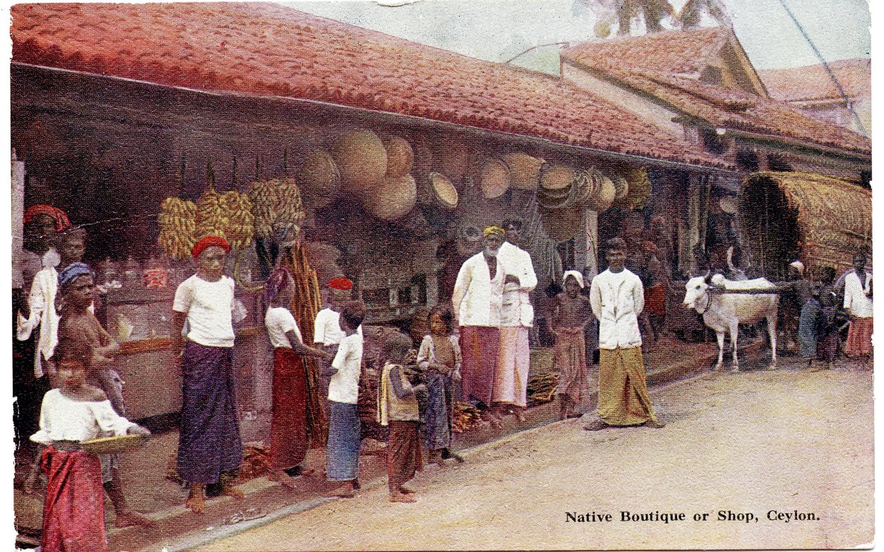 Einheimisches Geschäft oder Laden, Ceylon, ca. 1900-20 (handkolorierte Fotografie) von Ltd. Ceylon Plâté